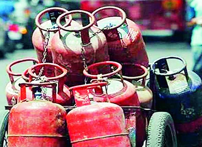 Now why even light a stove in a flat; Gas cylinders go up by Rs 25 again | आता फ्लॅटमध्येही पेटवायच्या का चुली; गॅस सिलिंडर पुन्हा २५ रुपयांनी महागले!