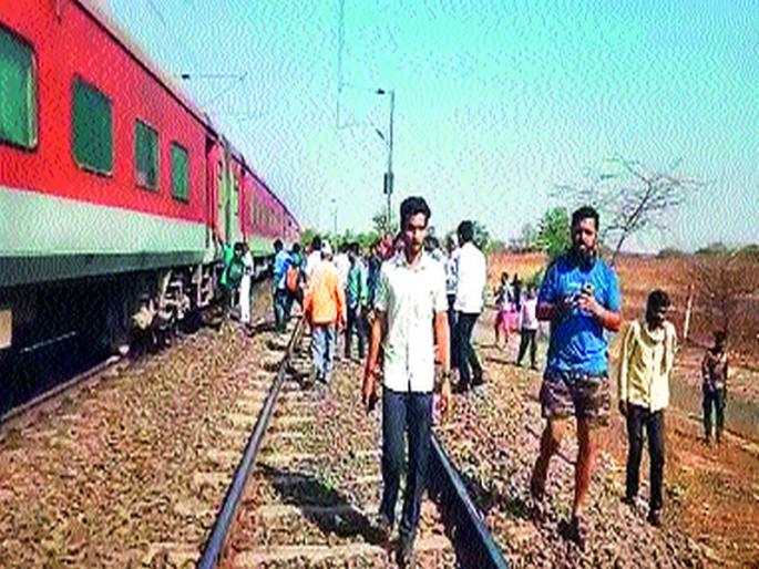 Holidays Express Accident; Traffic disruption by noon | हॉलिडे एक्स्प्रेसला अपघात; दुपारपर्यंत वाहतूक विस्कळीत Holidays Express Accident; Traffic disruption by noon | हॉलिडे एक्स्प्रेसला अपघात; दुपारपर्यंत वाहतूक विस्कळीत