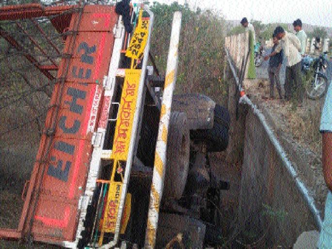 Tempo bridge collapsed after the departure of the tempo | ताबा सुटल्याने टेम्पो पुलावरून कोसळला Tempo bridge collapsed after the departure of the tempo | ताबा सुटल्याने टेम्पो पुलावरून कोसळला