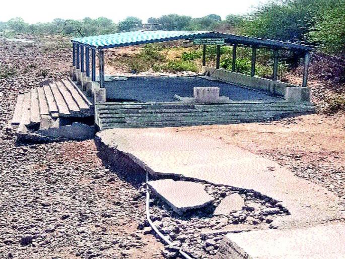 Deteriorating Shade Plight on Girar Road | गिरणारेरोडवरील दशक्रियाविधी शेडची दुर्दशा Deteriorating Shade Plight on Girar Road | गिरणारेरोडवरील दशक्रियाविधी शेडची दुर्दशा