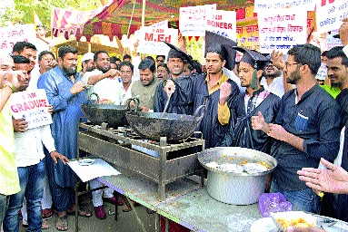 Modi's protests in Aurangabad by creating pokodas | औरंगाबादच्या तरुणाईने पकोडे तयार करून केला मोदींचा निषेध Modi's protests in Aurangabad by creating pokodas | औरंगाबादच्या तरुणाईने पकोडे तयार करून केला मोदींचा निषेध