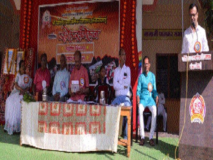 Students should achieve their goal independently | विद्यार्थ्यांनी स्वकर्तृत्वाने ध्येयप्राप्ती करावी Students should achieve their goal independently | विद्यार्थ्यांनी स्वकर्तृत्वाने ध्येयप्राप्ती करावी