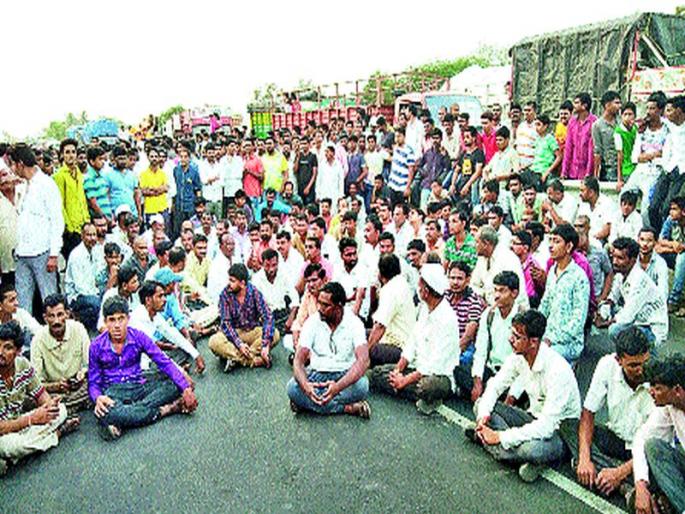 Stop the road from the Palsa village on the Nashik-Pune highway | नाशिक-पुणे महामार्गावर पळसे ग्रामस्थांचा रास्ता रोको Stop the road from the Palsa village on the Nashik-Pune highway | नाशिक-पुणे महामार्गावर पळसे ग्रामस्थांचा रास्ता रोको