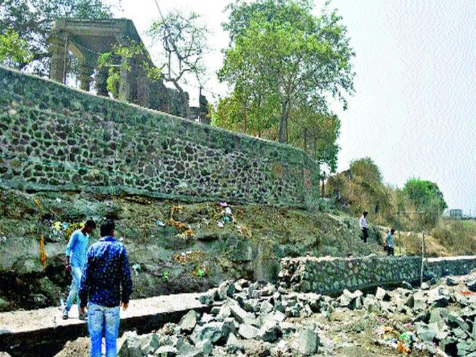 Construction of wall in river bed | नदीपात्रात भिंतीची उभारणी Construction of wall in river bed | नदीपात्रात भिंतीची उभारणी