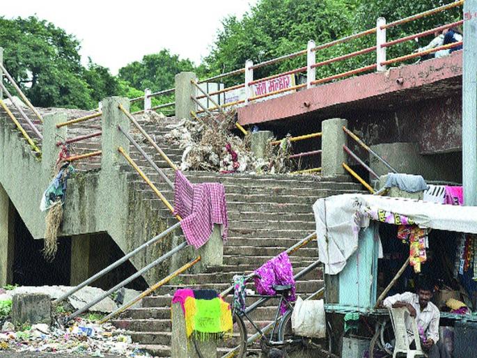 Signs of the floodplain still intact | महापुराच्या खुणा अद्याप कायम  Signs of the floodplain still intact | महापुराच्या खुणा अद्याप कायम