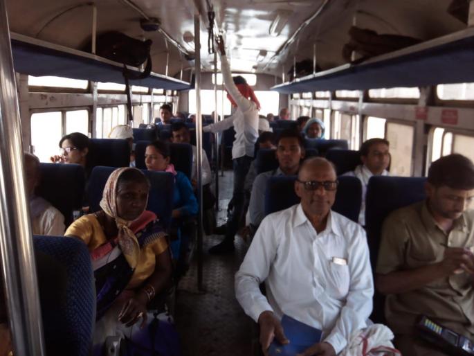Whih ever government; Do good to the poor; interact with bus travellers | सरकार कोणाचंही असो; गरिबांचं भलं करा; अकोला -मूर्तिजापूर बसमधील मतदार प्रवाशांचा कौल Whih ever government; Do good to the poor; interact with bus travellers | सरकार कोणाचंही असो; गरिबांचं भलं करा; अकोला -मूर्तिजापूर बसमधील मतदार प्रवाशांचा कौल