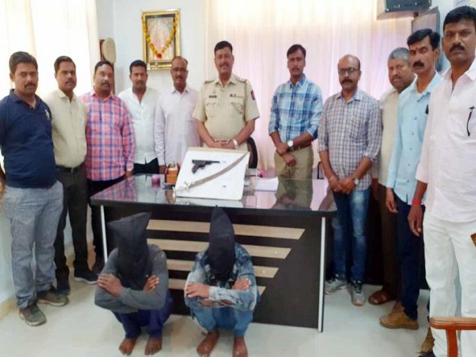 Armed with Arms garment | वाळूज उद्योनगरीत शस्त्रास्त्रासह दोघेजण जेरबंद Armed with Arms garment | वाळूज उद्योनगरीत शस्त्रास्त्रासह दोघेजण जेरबंद