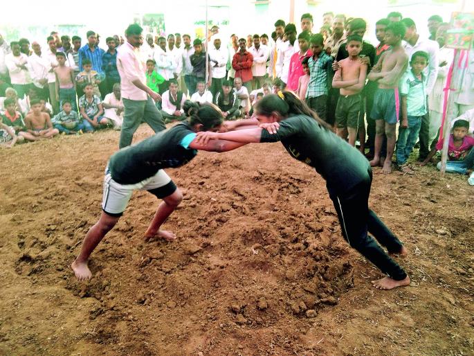 Wrestling of women in Nagpur district | तन्ने चारो खाने चित कर देगी.. ऐसी धाकड है.. ऐसी धाकड है.. Wrestling of women in Nagpur district | तन्ने चारो खाने चित कर देगी.. ऐसी धाकड है.. ऐसी धाकड है..
