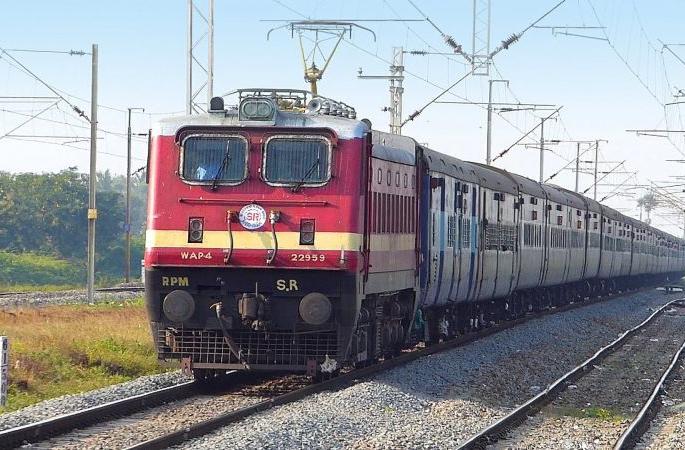 Chennai Express runs two kilometer behind | चेन्नई एक्सप्रेस नेली दोन किलोमीटर मागे Chennai Express runs two kilometer behind | चेन्नई एक्सप्रेस नेली दोन किलोमीटर मागे