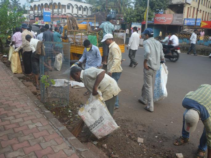 Cleanliness drive at Ratnagiri, cleanliness at the Kina | रत्नागिरीत स्वच्छता मोहीम जोरात, किनाºयावर सफाई Cleanliness drive at Ratnagiri, cleanliness at the Kina | रत्नागिरीत स्वच्छता मोहीम जोरात, किनाºयावर सफाई