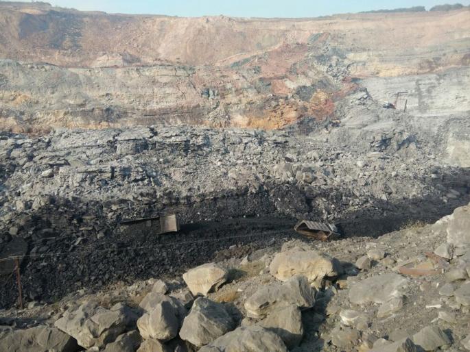 Rules are drawn in many mines in Chandrapur | चंद्रपुरातील अनेक खाणींमध्ये नियम डावलून काढला जातो आहे कोळसा Rules are drawn in many mines in Chandrapur | चंद्रपुरातील अनेक खाणींमध्ये नियम डावलून काढला जातो आहे कोळसा