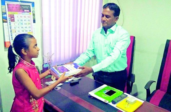 Maheshwari's dream of learning in the Convent was completed | अन् कॉन्व्हेंटमध्ये शिकण्याचे माहेश्वरीचे स्वप्न पूर्ण झाले Maheshwari's dream of learning in the Convent was completed | अन् कॉन्व्हेंटमध्ये शिकण्याचे माहेश्वरीचे स्वप्न पूर्ण झाले