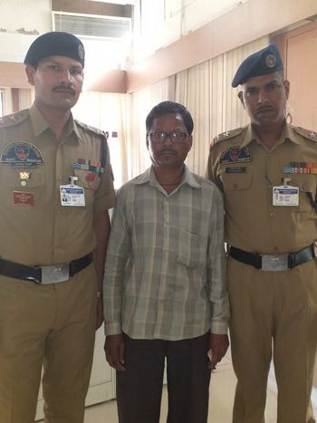 Commissioner Mundhe catched person in the sub-capital | उपराजधानीत उघड्यावर लघुशंका करणाऱ्याच्या स्वत: आयुक्तांनी आवळल्या मुसक्या Commissioner Mundhe catched person in the sub-capital | उपराजधानीत उघड्यावर लघुशंका करणाऱ्याच्या स्वत: आयुक्तांनी आवळल्या मुसक्या