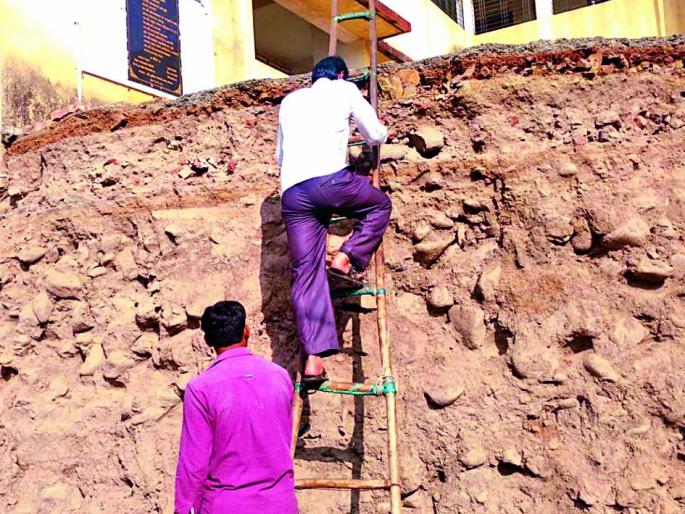 Teacher goes to school with the help of ladder, in Amravati District | अमरावतीच्या शिरजगाव कसबा येथे शिडी चढून शाळेत जातात शिक्षक Teacher goes to school with the help of ladder, in Amravati District | अमरावतीच्या शिरजगाव कसबा येथे शिडी चढून शाळेत जातात शिक्षक