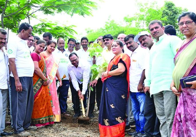Launch of tree plantation drive by planting three lakh saplings in Nagpur district | नागपूर जिल्ह्यात तीन लाख रोपटी लावून वृक्षलागवड मोहिमेचा शुभारंभ Launch of tree plantation drive by planting three lakh saplings in Nagpur district | नागपूर जिल्ह्यात तीन लाख रोपटी लावून वृक्षलागवड मोहिमेचा शुभारंभ