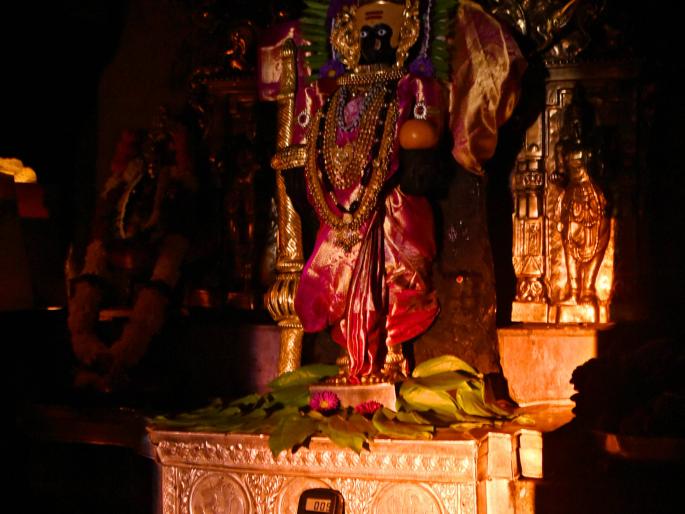 Sunbeams up to Ambabai's knees | सूर्यकिरणे अंबाबाईच्या गुडघ्यापर्यंत Sunbeams up to Ambabai's knees | सूर्यकिरणे अंबाबाईच्या गुडघ्यापर्यंत