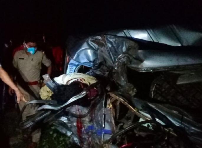 Three killed after four-wheeler hits tree in Amravati district | अमरावती जिल्ह्यात चारचाकी झाडावर धडकून तीन ठार Three killed after four-wheeler hits tree in Amravati district | अमरावती जिल्ह्यात चारचाकी झाडावर धडकून तीन ठार