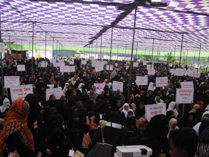 Thousands of Muslim women long march in Thane against the Triple Divorce Bill | तिहेरी तलाक विधेयकाविरोधात ठाण्यात हजारो मुस्लिम महिलांचा एल्गार Thousands of Muslim women long march in Thane against the Triple Divorce Bill | तिहेरी तलाक विधेयकाविरोधात ठाण्यात हजारो मुस्लिम महिलांचा एल्गार