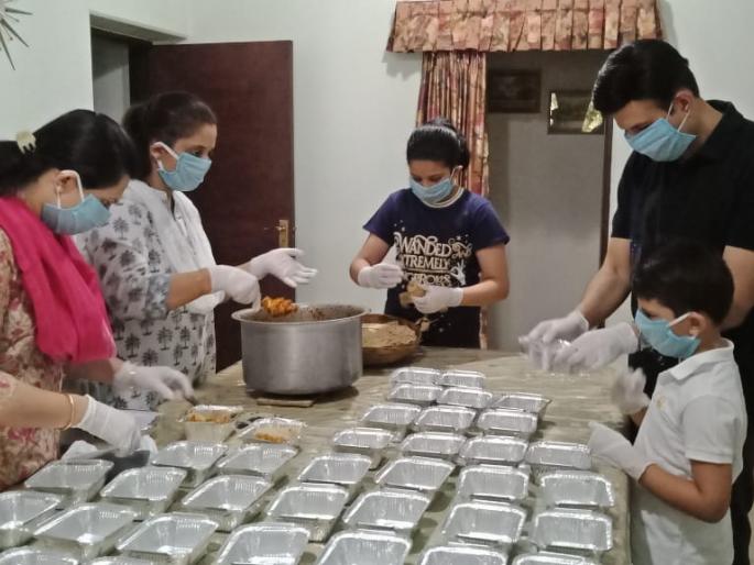 CoronaVirus Lockdown: | CoronaVirus Lockdown : कोरोनाच्या संकटकाळात वाहतोय माणुसकीचा झरा CoronaVirus Lockdown: | CoronaVirus Lockdown : कोरोनाच्या संकटकाळात वाहतोय माणुसकीचा झरा