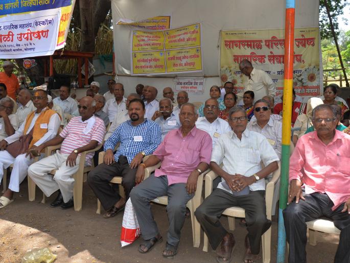 Kolhapur: Provide pension for senior citizens, fasting in front of the Collector's office | कोल्हापूर : ज्येष्ठ नागरिकांना निवृत्तिवेतन द्या, जिल्हाधिकारी कार्यालयासमोर उपोषण Kolhapur: Provide pension for senior citizens, fasting in front of the Collector's office | कोल्हापूर : ज्येष्ठ नागरिकांना निवृत्तिवेतन द्या, जिल्हाधिकारी कार्यालयासमोर उपोषण