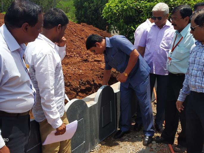 Make the protectors of 'ShivPutal' surroundings in dark black stones | ‘शिवपुतळा’ परिसरातील संरक्षक कठडा काळ्या दगडांमध्ये करा