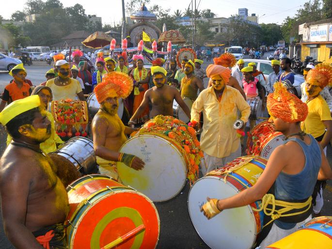 The hoarding of the store, the procession in haste | भंडाऱ्याची उधळण, जयजयकारात मिरवणूक उत्साहात The hoarding of the store, the procession in haste | भंडाऱ्याची उधळण, जयजयकारात मिरवणूक उत्साहात