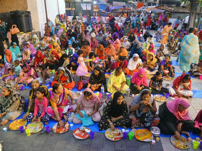 In just two days, the fluidity increased for purchase of Eid | अवघ्या दोन दिवसांवर ईद, खरेदीसाठी ओघ वाढला In just two days, the fluidity increased for purchase of Eid | अवघ्या दोन दिवसांवर ईद, खरेदीसाठी ओघ वाढला