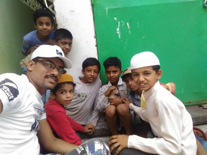 Mamta's mother in Babujamal Darga area | मांजराच्या पिल्लाला वाचविण्यासाठी लहान मुलांची धडपड Mamta's mother in Babujamal Darga area | मांजराच्या पिल्लाला वाचविण्यासाठी लहान मुलांची धडपड