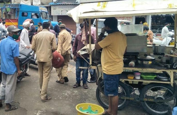 Municipal administration takes action against hawkers: 20 cylinders seized | महानगरपालिका प्रशासनाची खाऊगाडीवाल्यांवर कारवाई : २० सिलिंडर जप्त Municipal administration takes action against hawkers: 20 cylinders seized | महानगरपालिका प्रशासनाची खाऊगाडीवाल्यांवर कारवाई : २० सिलिंडर जप्त