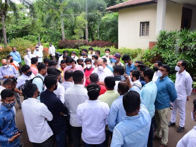 Hasan Mushrif besieged by villagers of Lingnur, Galgale | लिंगनूर, गलगले ग्रामस्थांचा हसन मुश्रीफ यांना घेराव Hasan Mushrif besieged by villagers of Lingnur, Galgale | लिंगनूर, गलगले ग्रामस्थांचा हसन मुश्रीफ यांना घेराव