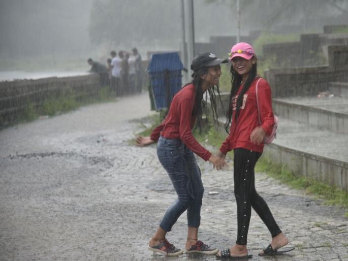 ‘Friendship’ celebrated in the rain | पावसातच साजरी केली ‘फ्रेण्डशिप’; काही ठिकाणी मिळाला पोलिसांचा दंडुका ‘Friendship’ celebrated in the rain | पावसातच साजरी केली ‘फ्रेण्डशिप’; काही ठिकाणी मिळाला पोलिसांचा दंडुका