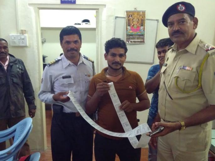 Collection of penalties by Travel Company for 2 offenses 'E' | ट्रॅव्हल्स कंपनीकडून २२ गुन्ह्यांची ‘ई’ चलनद्वारे दंडाची वसुली Collection of penalties by Travel Company for 2 offenses 'E' | ट्रॅव्हल्स कंपनीकडून २२ गुन्ह्यांची ‘ई’ चलनद्वारे दंडाची वसुली