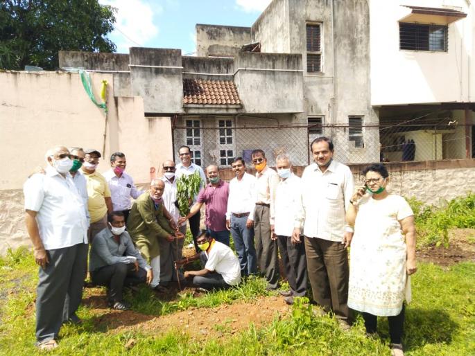 Friendship Day was celebrated by the Brahmin Federation by befriending the tree | ब्राह्मण महासंघाने झाडाशी मैत्री करीत साजरा केला फ्रेंडशिप डे Friendship Day was celebrated by the Brahmin Federation by befriending the tree | ब्राह्मण महासंघाने झाडाशी मैत्री करीत साजरा केला फ्रेंडशिप डे