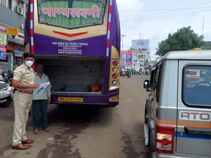 RTO action on 21 buses in illegal freight case | अवैध मालवाहतूक प्रकरणी २१ बसेसवर आरटीओची कारवाई RTO action on 21 buses in illegal freight case | अवैध मालवाहतूक प्रकरणी २१ बसेसवर आरटीओची कारवाई