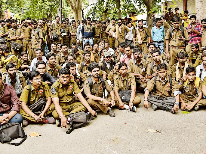 'Your bus' stopped | ‘आपली बस’ थांबली 'Your bus' stopped | ‘आपली बस’ थांबली
