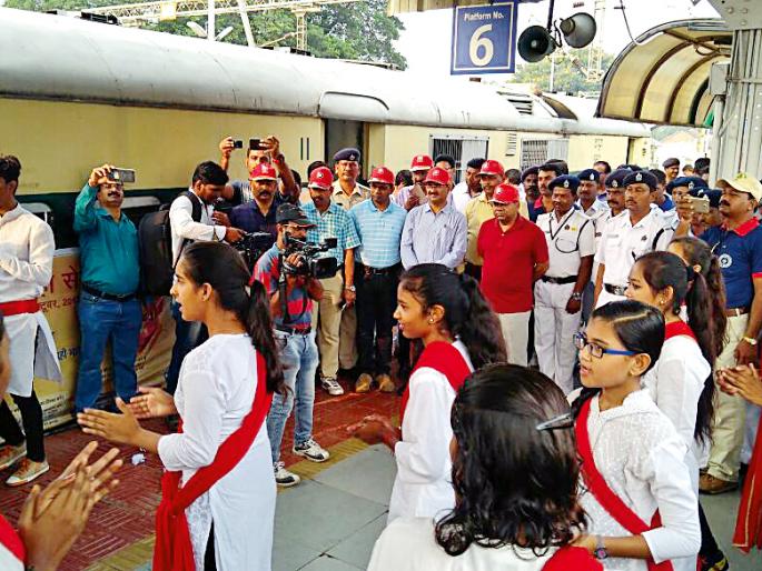 Public awareness on railway stations | रेल्वेस्थानकांवर जनजागृती Public awareness on railway stations | रेल्वेस्थानकांवर जनजागृती