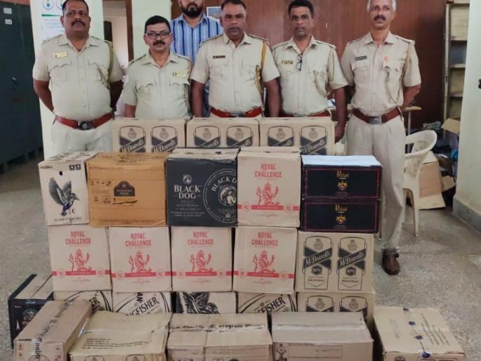 stock of liquor caught from crowd outside in goa | बाहेरील गर्दीवरून पकडला दारूसाठा stock of liquor caught from crowd outside in goa | बाहेरील गर्दीवरून पकडला दारूसाठा