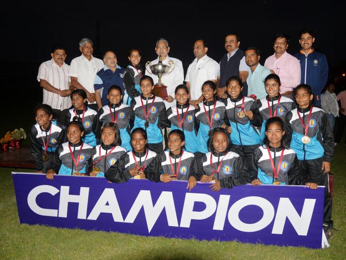 'Kolhapur' beta among girls in state school football competition | राज्यस्तरीय शालेय फुटबॉल स्पर्धेत मुलींमध्ये ‘कोल्हापूर’ची बाजी 'Kolhapur' beta among girls in state school football competition | राज्यस्तरीय शालेय फुटबॉल स्पर्धेत मुलींमध्ये ‘कोल्हापूर’ची बाजी