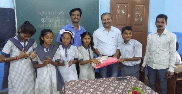 Diwali reception by Krishna and Pooja Gehwreli, from class eight students received Diwali gift | Diwali : कृष्णात आणि पूजा गहिवरले, सहाध्यायी विद्यार्थ्यांकडून मिळाली दिवाळीची भेट