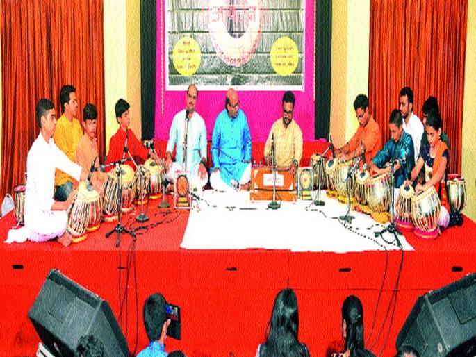 Sureshd Talwalkar jhapatalana listeners charmed | सुरेशदादा तळवलकर यांच्या झपतालाने श्रोते मंत्रमुग्ध Sureshd Talwalkar jhapatalana listeners charmed | सुरेशदादा तळवलकर यांच्या झपतालाने श्रोते मंत्रमुग्ध