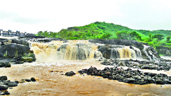 The crowd of tourists to see the waterfalls | धबधबा पाहण्यासाठी पर्यटकांची गर्दी  The crowd of tourists to see the waterfalls | धबधबा पाहण्यासाठी पर्यटकांची गर्दी