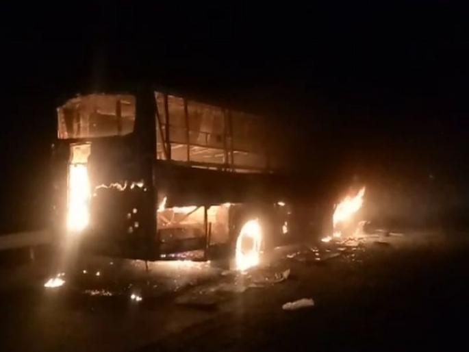 Bijasani Ghat in the truck burst | बिजासनी घाटात खासगी बस पेटला Bijasani Ghat in the truck burst | बिजासनी घाटात खासगी बस पेटला