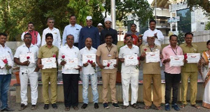 Public awareness with cleanliness; Employees' proud glory | स्वच्छतेसह जनजागृती; कर्मचाऱ्यांचा झाला गौरव