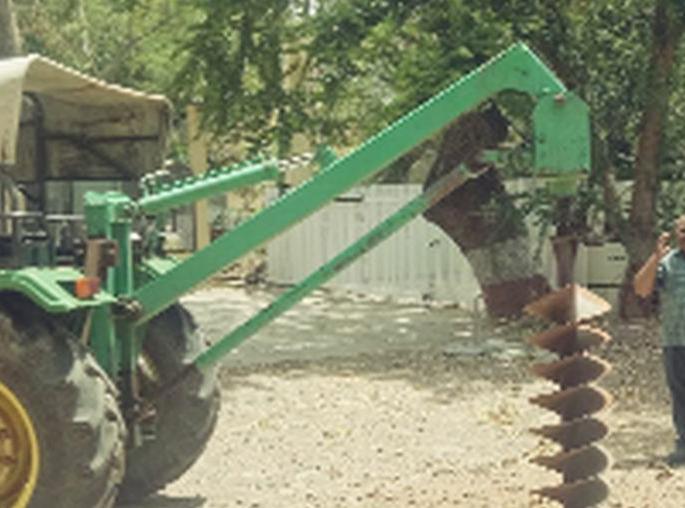 Pitch for tree plantation now in two minutes | आता दोन मिनिटात खोदला जाणार वृक्षारोपणासाठी खड्डा