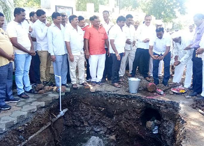 Bhoomi Pujan at the village entrance work at Boradi | बोराडी येथे गाव प्रवेशद्वार कामाचे भूमिपूजन  Bhoomi Pujan at the village entrance work at Boradi | बोराडी येथे गाव प्रवेशद्वार कामाचे भूमिपूजन