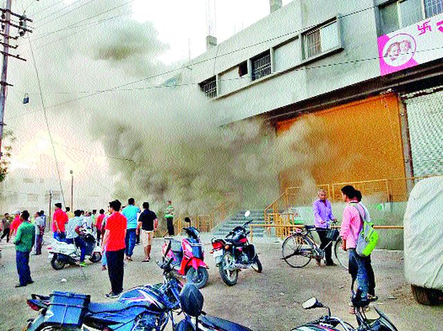 Fire at Malegaon cloth shop | मालेगावी कापड दुकानाला आग Fire at Malegaon cloth shop | मालेगावी कापड दुकानाला आग