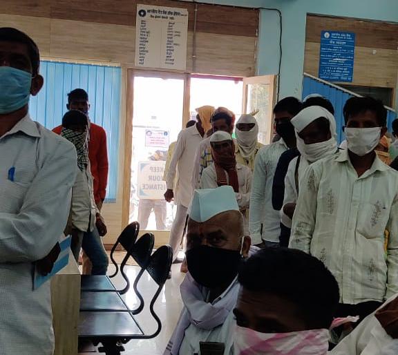 Only two employees in State Bank Abhona branch | स्टेट बँक अभोणा शाखेत फक्त दोन कर्मचारी