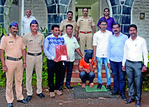 Older ornaments in the middle of the elevator lift the lift | लिफ्टच्या बहाण्याने वृद्धांचे दागिने लुटणारा गजाआड Older ornaments in the middle of the elevator lift the lift | लिफ्टच्या बहाण्याने वृद्धांचे दागिने लुटणारा गजाआड