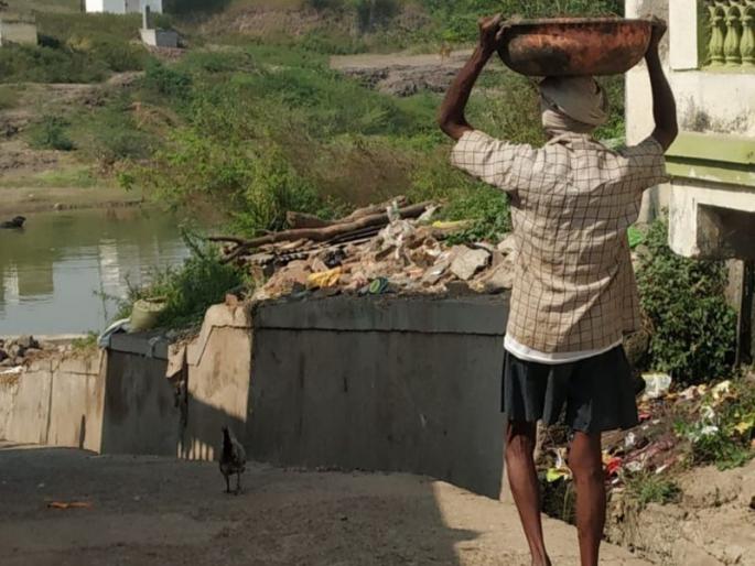 Transport of human waste from laborers | मानवी विष्ठेची मजुरांकडून वाहतूक Transport of human waste from laborers | मानवी विष्ठेची मजुरांकडून वाहतूक