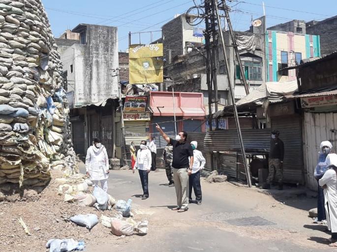  The historic stone gate tower was also erected after the collapse | ऐतिहासिक दगडी दरवाजाचा बुरुज कोसळलयांनातर लावलेल्या गोण्यादेखील पडल्या